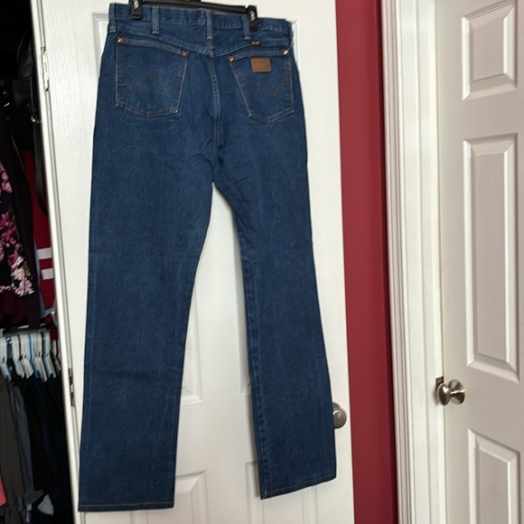 Wrangler blue jeans size 38x33 but says 38x38 on tag - Picture 4 of 7